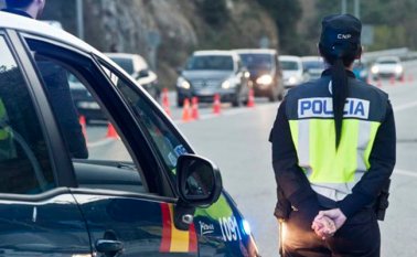 Los forenses tratan de esclarecer el caso, para saber si la mujer siguió dentro del vehículo consumiendo estupefacientes o si fue un asunto criminal.  @noticias24