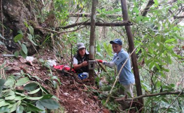 El equipo de trabajo fijó en puntos estratégicos las cámaras trampa. Carlos Cáceres M.