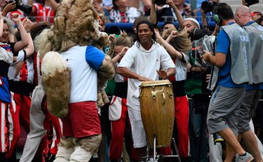 El momento que más aplaudió el público se dio cuando el legendario Ronaldinho apareció en la cancha para acompañar con un tambor tipo yembe la tradicional canción rusa "Kalinka". AFP