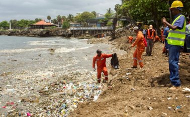 Funcionarios dominicanos limpian la costa de Santo Domingo tras una avalancha de basura arrastrada al paso de la tormenta Beryl. AFP