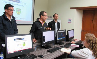 El rector de la Unad, Santiago Burbano (centro), Jorge Ramírez tutor de los talleres, y el organizador Franklin Capacho, presentaron el programa académico ante los líderes comunales y cívicos participantes. La capacitación inició con los principios básicos de la ofimática. Roberto Ospino