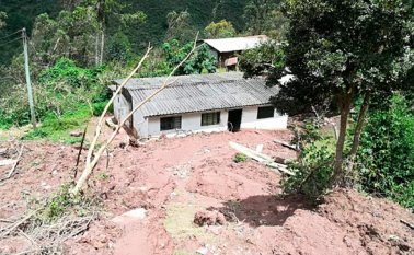 La vivienda de la familia de Ana Suárez en la vereda Chínchipa se vio afectada por un deslizamiento. En el municipio de Pamplona hay varias casas que están en peligro por caída de rocas, deslizamientos de tierra o subidas de quebradas, situación que empeora durante la temporada de lluvias. Cortesía