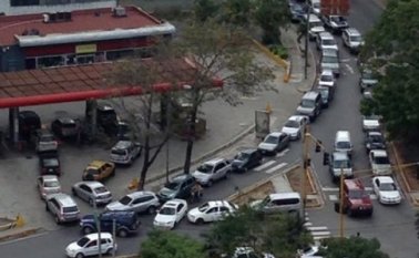 La "mala distribución de combustible, lo que causa las interminables colas de vehículos que rodean a las estaciones de servicio", denunció la gobernadora Laidy Gómez. Cortesía