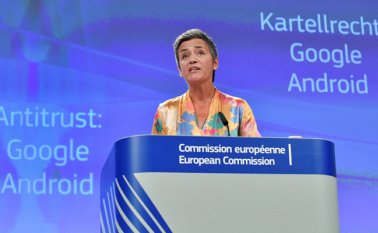 Margrethe Vestager, comisaria europea de Competencia, advirtió que la empresa debe poner fin a esta práctica en un plazo de 90 días. AFP
