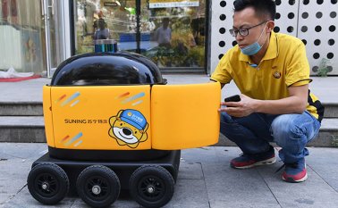 Los robots tienen seis ruedas, se desplazan a una velocidad máxima de 12 km/h y funciona las 24 horas del día.  AFP