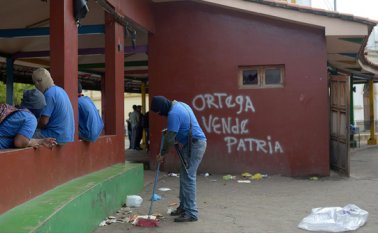 Los grupos paramilitares afines al gobierno de Daniel Ortega, con capuchas y fuertemente armados, barrieron las calles de la ciudad rebelde de Masaya, luego de la batalla de seis horas. AFP