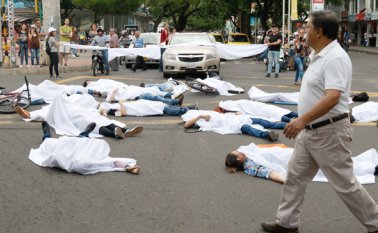 La protesta simbólica tuvo por objeto llamar la atención de las autoridades para que detengan el derramamiento de sangre de inocentes. Mario Caicedo