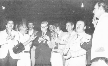 De izquierda derecha: Nhora Esperanza Ángel, Carlos Ramírez París (Trompoloco), Virgilio Barco Vargas, en ese entonces Alcalde de Bogotá, Rodolfo Chacón, directivo de Fenalco, Rafael Corredor, empresario hotelero, Jesús Atehortúa empresario agroindustrial y el dirigente liberal santandereano Augusto Espinoza Valderrama. La Opinión