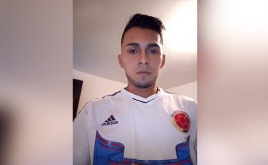 Frank quedó tendido a un costado de la vía, con su maletín a la espalda. Cortesía