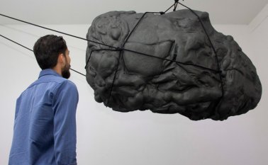 Obra: ‘Señuelo’. Hace parte de una nueva serie del artista bumangués, como parte de una beca de creación del Ministerio de Cultura. Integra el tema de las aves, una trampa que acecha a la pajarera. Alfredo Estévez