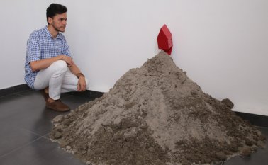 Freddy Saúl Serrano, artista bumangués creador de la exposición ‘Lacunario/Contraexpediciones’, la cual puede apreciarse por un mes en el Museo Centenario Norte de Santander. Alfredo Estévez