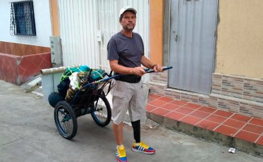 En este carrito creado por él mismo, Yeslie José Asdrúbal recorrerá toda Suramérica. El próximo país que visitará este hombre será Perú. Suministradas