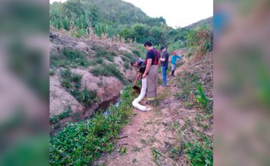 Por causa de un derrame de acpm se registra daño ambiental en el corregimiento Quebrada de la Esperanza en zona rural de Ocaña. El Ids, la Uta, los bomberos y la Defensa Civil adelantan una limpieza de la fuente hídrica.
Cortesía