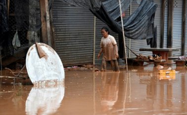 Las personas rescatadas aseguraban que fueron prevenidos de la tragedia demasiado tarde. AFP