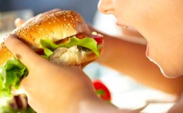 La ‘comida chatarra’es uno de los responsables de la disminución del consumo de vegetales. Colprensa