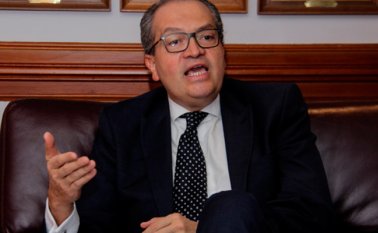 Según la Procuraduría, al parecer, pretendían favorecer a personas cercanas y colaboradores de sus campañas políticas. Colprensa