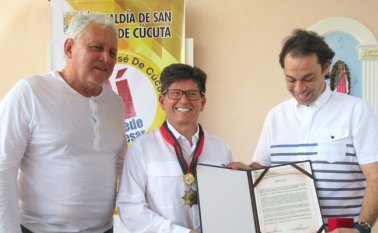Momento en que hacen entrega al director de la Unidad Nacional de Gestión del Riesgo de Desastres. Cortesía