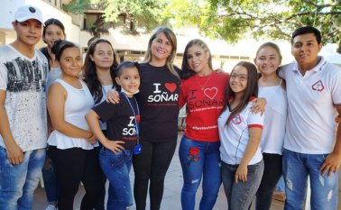 Pilar Serrano con los integrantes de los campamentos juveniles de Coldeportes del municipio de Cúcuta. Obando