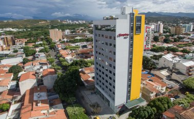 El hotel está ubicado en la esquina de la calle 13A con avenida tercera Este. Juan Pablo Cohen