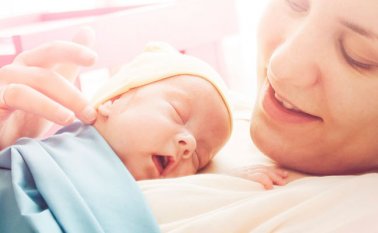 Mantener al bebé cerca al pecho de la madre o un familiar hace que el pequeño se sienta como en el útero que recién salió. Internet