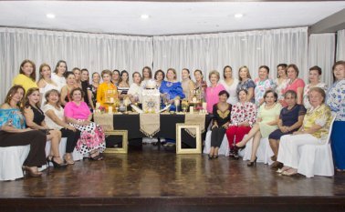 Fue organizada una cena para la cumpleañera. Alfredo Estévez