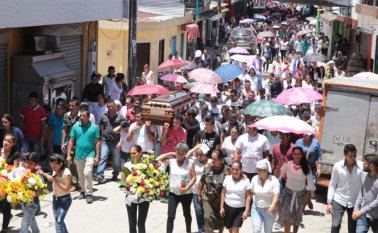 Los familiares transportaron los féretros hacia el cementerio municipal, donde fueron enterrados. César Obando