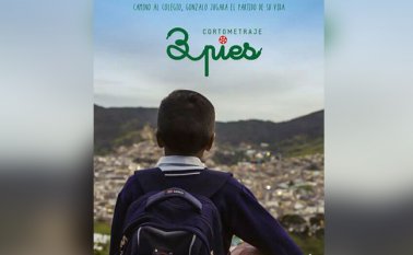 El cortometraje cuenta la historia de Gonzalo, un niño que se enfrenta a la tarea más difícil de su vida, como es llegar al colegio con los zapatos limpios para evitar que lo alejen de su mejor amigo, un balón de fútbol. Cortesía