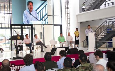 Néstor Humberto Martínez estuvo ayer en Cúcuta, junto con el presidente Juan Manuel Santos, inaugurando el nuevo búnker de la Fiscalía de esta ciudad. En el acto también estuvieron los ministros de Defensa, Luis Carlos Villegas, y del Interior, Guillermo Rivera. Alfredo Estévez