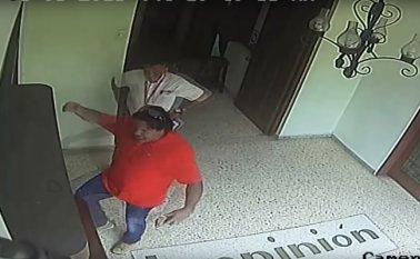 Un hombre generó daños, la mañana del pasado viernes, en las instalaciones del diario La Opinión. Captura de video