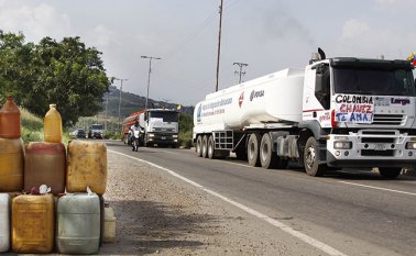 La extracción ilegal de gasolina venezolana genera "millones de dólares" a los contrabandistas. Archivo La Opinión