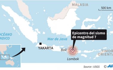 Los servicios de emergencia han instado a las comunidades a que se alejen de las playas en esta isla. AFP