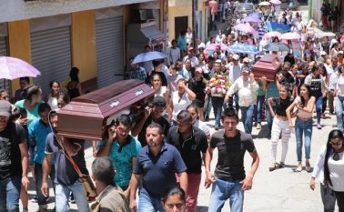 Seis de las víctimas mortales fueron enterradas en El Tarra. César Obando