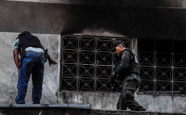 Las fuerzas de seguridad revisan un edificio cercano, después de que se escuchó una explosión mientras el presidente Nicolás Maduro asistía a una ceremonia para celebrar el 81 aniversario de la Guardia Nacional, en Caracas.
AFP