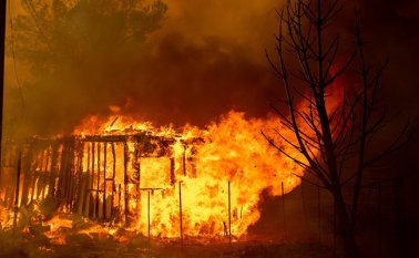 El primer ministro Alexis Tsipras recibió duras críticas por haber reconocido sólo "la responsabilidad política" de un incendio terrible, que se extendió muy rápidamente. AFP