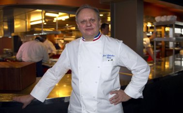 El chef, hijo de albañil, quería ser cura pero cuando empezó a cocinar para otros seminaristas descubrió su pasión, reconocida y premiadas. AFP