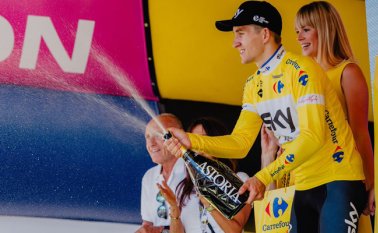 Kwiatkowski, campeón del mundo en 2014, se mostró el más fuerte en la empinada llegada final. Tomada de Twitter @kwiato