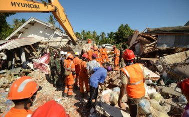 Los equipos de rescate seguían retirando escombros con la ayuda de excavadoras, en busca de víctimas. AFP