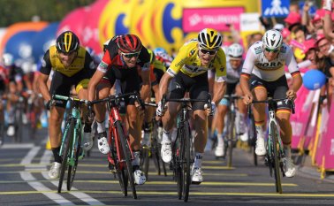 l ciclista polaco ganó la etapa pero entró en la línea de meta junto a un pelotón. @kwiato