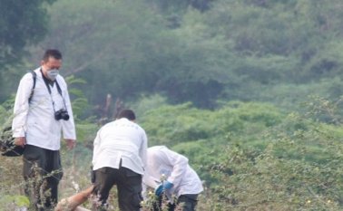 El hombre muerto vestía una franela naranja, un pantalón negro y unas sandalias crocs negras. Archivo La Opinión
