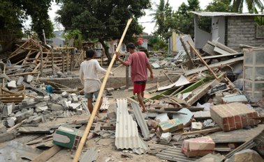 Unas 1.400 personas resultaron gravemente heridas y 156.000 fueron desplazadas por el terremoto de magnitud 6,9 del domingo. AFP