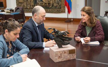 La exministra de Relaciones Exteriores de Colombia María Ángela Holguín, le informó a su entonces homólogo de Palestina, Riad Malik, de la decisión. Colprensa