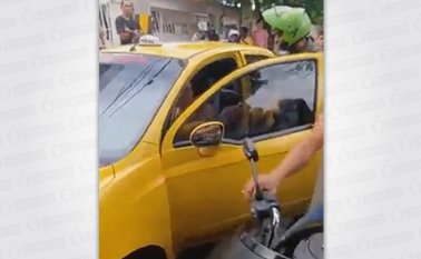 En las redes sociales, la situación generó la indignación de los ciudadanos, incluso del gremio de los taxistas. Captura de video