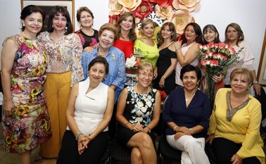 Esperanza de García, Lucy Ardila, María de Machicado, Sandra de Bustos, Yolanda Rey de Colmenares, Leonor Villamizar, Sonia Bermúdez, Martha Villamizar, Patricia de Uribe y Nancy González. Sentadas: Martha de Pabón, Mónica Wiler, Sonia Bermúdez y Luz Marina Montoya.
Mario Caicedo