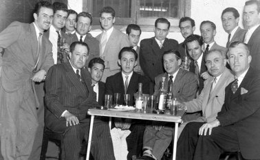 Fotografía de 1953 en Bogotá, en una reunión de amigos, en una residencia estudiantil, pues muchos de ellos eran estudiantes universitarios aún. Archivo