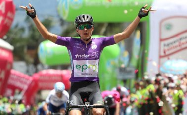 Juan Pablo Suárez se quedó con la quinta etapa de la Vuelta a Colombia entre Ibagué y Fusagasuga. @Vueltacolombia1
