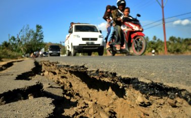 El terremoto, de magnitud 6,9, destruyó el domingo pasado decenas de miles de casas, mezquitas y empresas. AFP