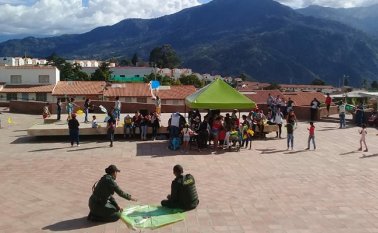 La comunidad disfrutó en familia, armando sus cometas. Policía y Cortesía