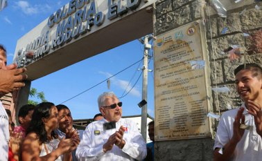 El alcalde César Rojas celebró junto a los estudiantes la terminación de la obra. Cortesía