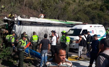 El bus cubría la ruta Medellín-Bucaramanga. La Policía y varias ambulancias cubrieron la emergencia.  Colprensa