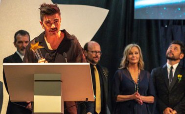 Juanes recogió su premio de manos de Antonio Banderas y David Bisbal. Colprensa